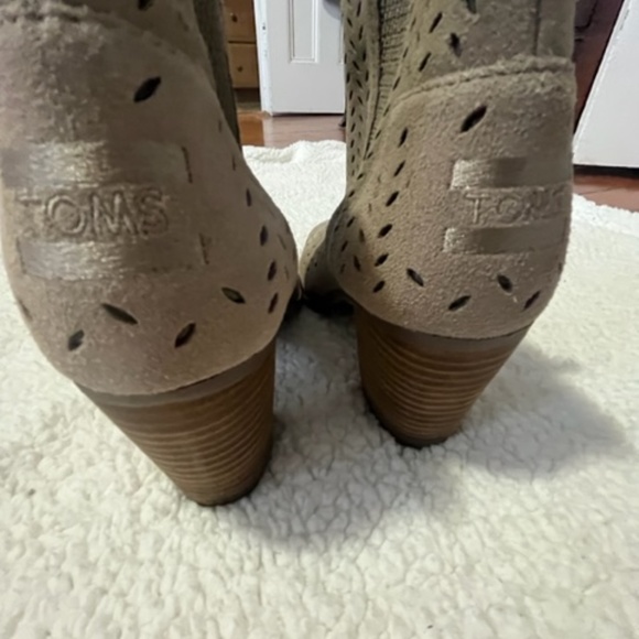 Women's TOMS Majorca Peep Toe Perforated Suede Bootie ~ 7.5 - Picture 3 of 4